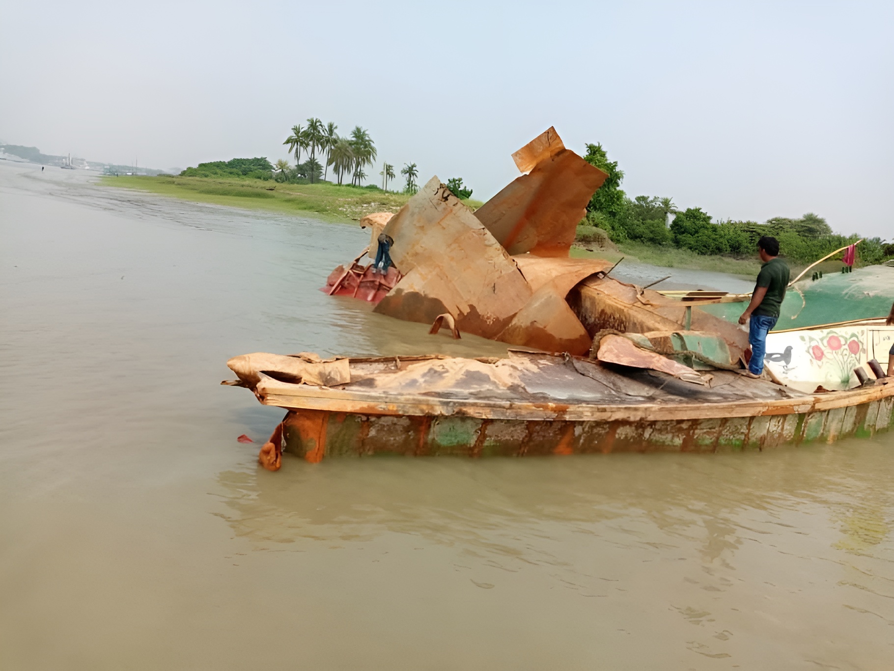 Salvage & Removal of Sunken Bulkhead MV Farhana-Farjana-Ajmir-5 from Karnafuli Channel Salvage & Removal of Sunken Bulkhead MV Farhana-Farjana-Ajmir-5 from Karnafuli Channel